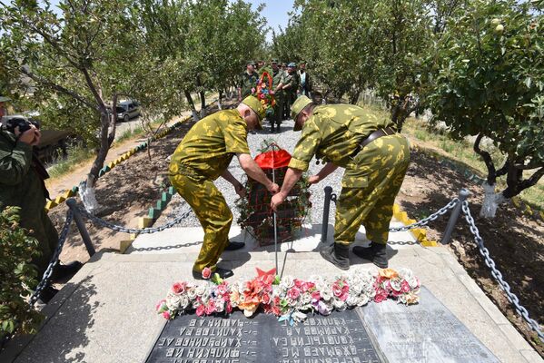 Возложение венков героям пограничникам в Таджикистане, погибшим на посту в 1993 году - Sputnik Таджикистан