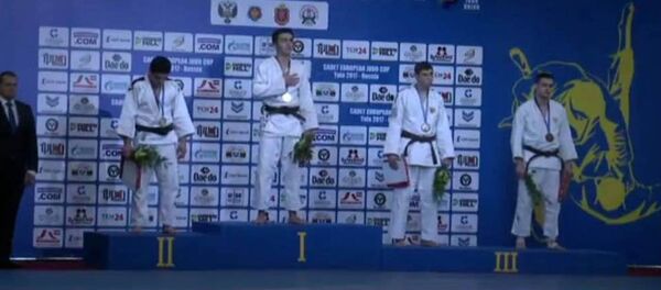 Ҷаҳонгир Маҷидов дар мақоми қаҳрамони мусобиқоти ҷудои Ҷоми Уруппо - Sputnik Тоҷикистон