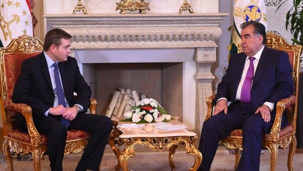 Президент Таджикистана Эмомали Рахмон на встрече с вице-президентом корпорации Дженерал Электрик Рональдом Поллеттой - Sputnik Таджикистан