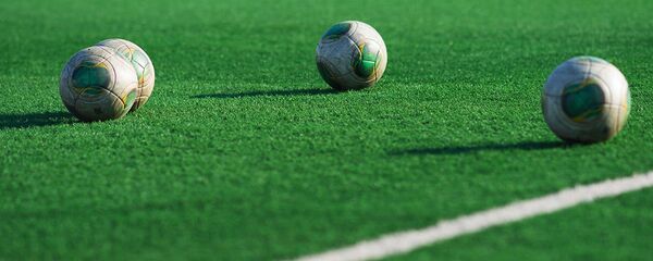 Футбольные мячи на поле, архивное фото - Sputnik Таджикистан