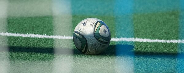 Футбольный мяч на поле, архивное фото - Sputnik Таджикистан