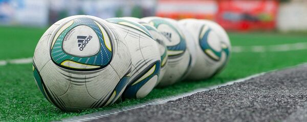 Футбольные мячи на поле, архивное фото - Sputnik Таджикистан