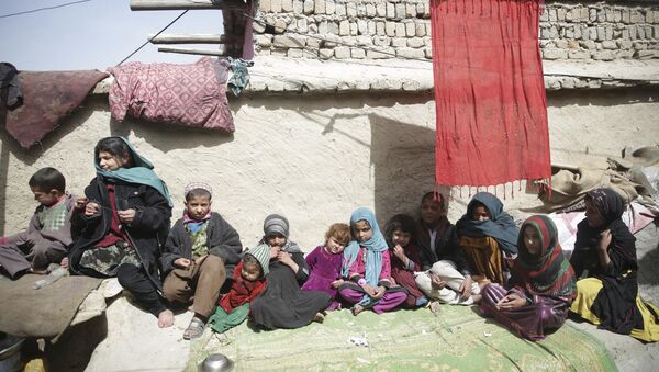Дети сидят на солнце в своем доме в Кабуле, Афганистан, архивное фото - Sputnik Таджикистан