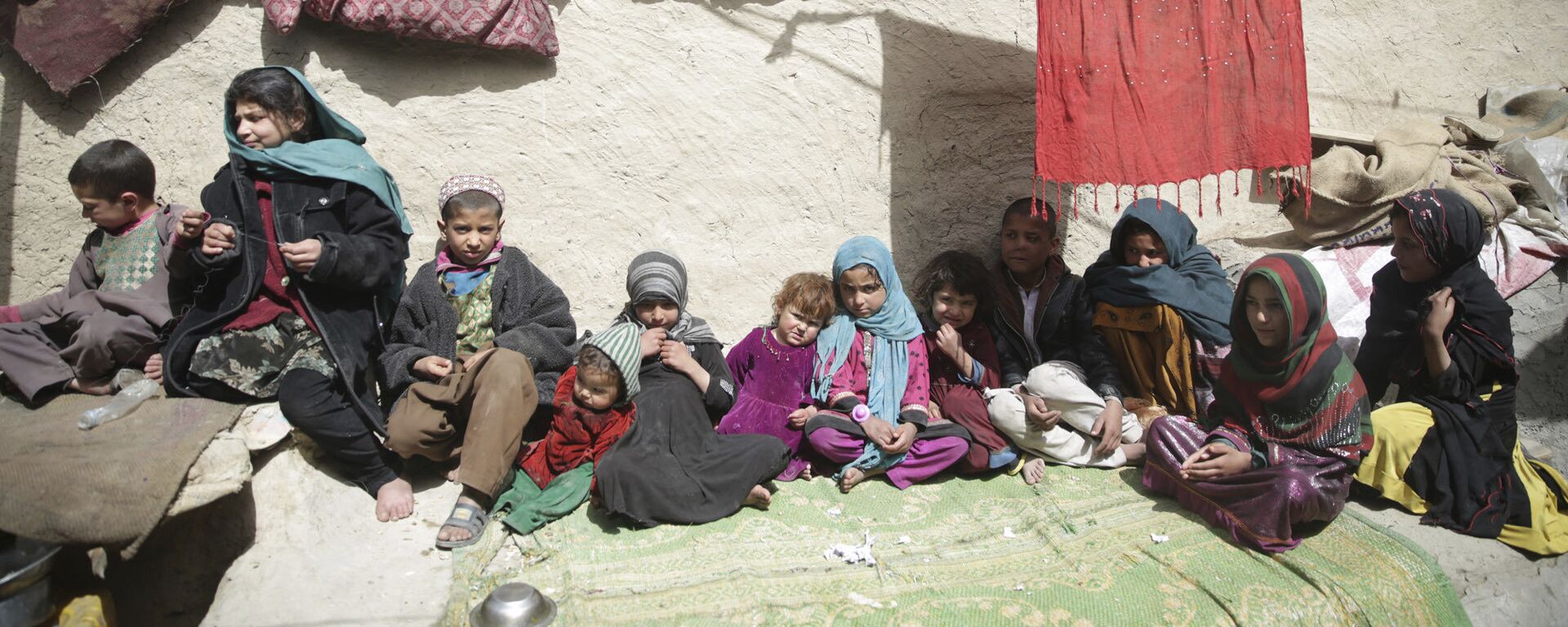 Дети сидят на солнце в своем доме в Кабуле, Афганистан, архивное фото - Sputnik Таджикистан, 1920, 07.03.2023