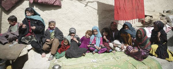 Дети сидят на солнце в своем доме в Кабуле, Афганистан, архивное фото - Sputnik Тоҷикистон