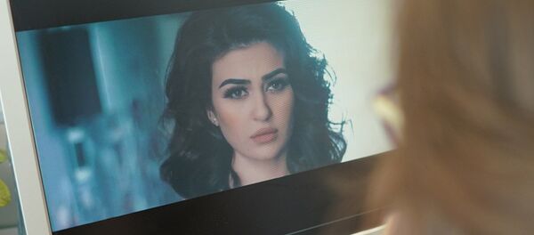 Просмотр клипа с участием Парвины Саидовой на экране, архивное фото Просмотр клипа с участием Парвины Саидовой на экране, архивное фото - Sputnik Таджикистан