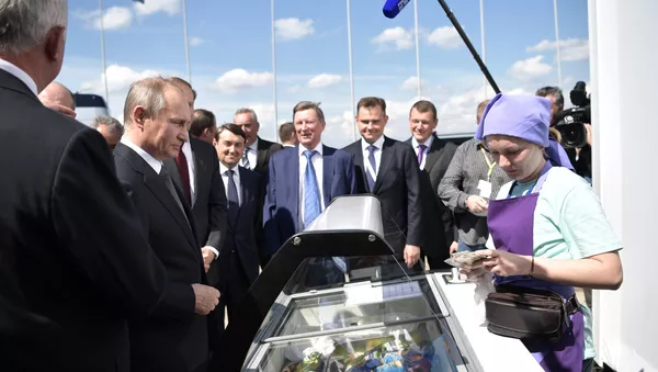 Президент РФ В. Путин посетил Международный авиасалон МАКС-2017 в подмосковном Жуковском - Sputnik Тоҷикистон