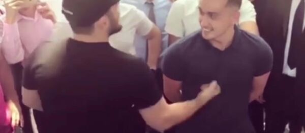 Хабиб Нурмагомедов удари фаната на встрече с болельщиками - Sputnik Таджикистан