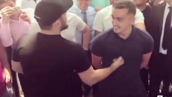 Хабиб Нурмагомедов удари фаната на встрече с болельщиками - Sputnik Таджикистан