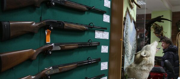 Образцы оружия на витрине оружейного магазина, архивное фото - Sputnik Таджикистан