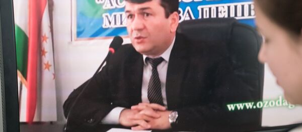 Просмотр интервью на экране с Тоджиддином Асозодой - Sputnik Тоҷикистон