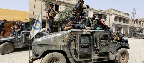 Полиция в Ираке на боевом автомобиле во время боев между военными и боевиками ИГИЛ в Мосуле, архивное фото Полиция в Ираке на боевом автомобиле во время боев между военными и боевиками ИГИЛ в Мосуле, архивное фото - Sputnik Таджикистан