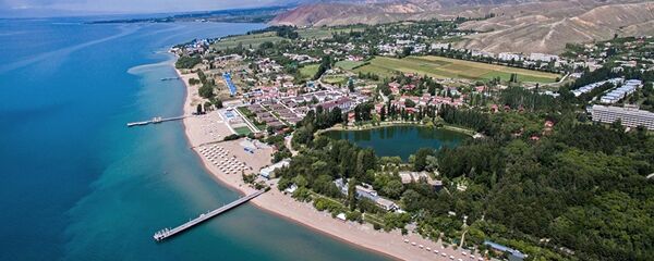Вид с высоты на пляж озера Иссык-Куль, архивное фото Вид с высоты на пляж озера Иссык-Куль, архивное фото - Sputnik Таджикистан
