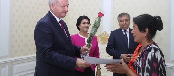 Абдурахмон Кодири дал гранты таджикским женщинам - Sputnik Тоҷикистон