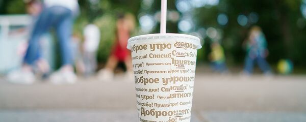 Одноразовый стакан для напитка, архивное фото - Sputnik Таджикистан