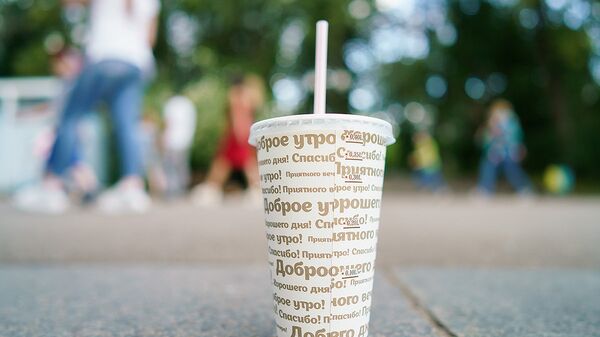 Одноразовый стакан для напитка, архивное фото - Sputnik Тоҷикистон