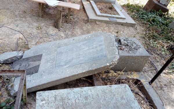 На кладбище в Ташкенте неизвестные разрушили надгробные памятники - Sputnik Таджикистан