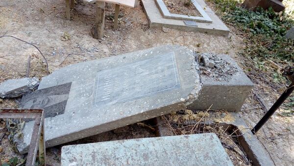 На кладбище в Ташкенте неизвестные разрушили надгробные памятники - Sputnik Таджикистан