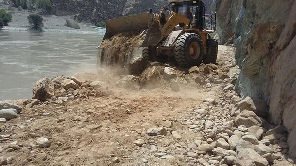 Восстановление дороги после оползня в Дарвазе, архивное фото - Sputnik Таджикистан