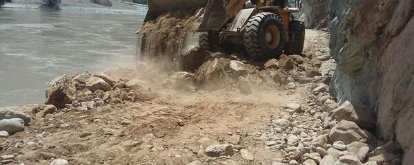 Восстановление дороги после оползня в Дарвазе, архивное фото - Sputnik Тоҷикистон