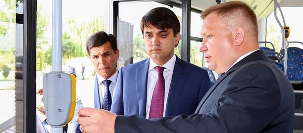 Рустам Эмомали проверяет работу системы электронного платежа - Sputnik Таджикистан