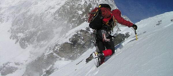 Альпинист при восхождении на гору, архивное фото - Sputnik Таджикистан