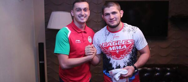 Джахонгир Мирзоев с Хабибом Нурмагомедовым Джахонгир Мирзоев с Хабибом Нурмагомедовым - Sputnik Таджикистан