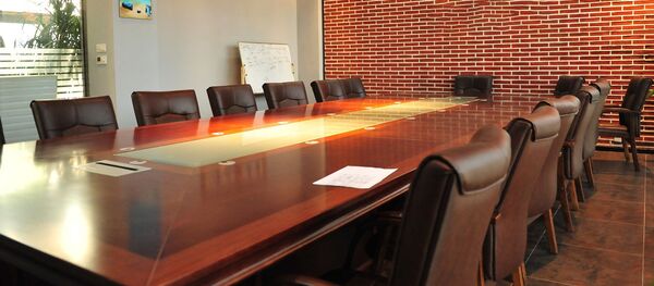 Переговорный стол в кабинете, архивное фото Переговорный стол в кабинете, архивное фото - Sputnik Таджикистан