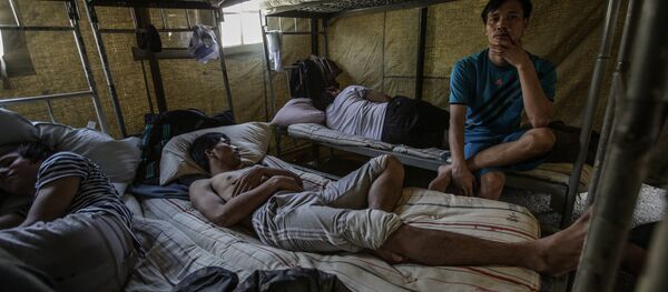 Палаточный лагерь для нелегальных мигрантов в Москве,  архивное фото - Sputnik Таджикистан