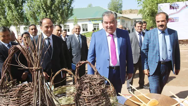 Раисҷумҳури Тоҷикистон Эмомалӣ Раҳмон дар намоишгоҳи дастовардҳои хоҷагии халқи ноҳияи Балҷувон - Sputnik Тоҷикистон
