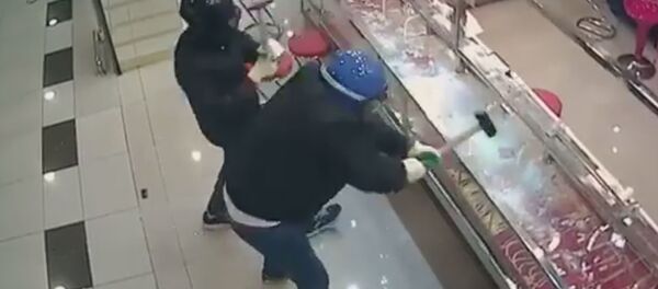 Воры пытаются разбить поликарбонатные витрины Воры пытаются разбить поликарбонатные витрины - Sputnik Таджикистан