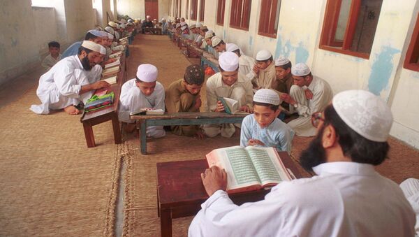 Дети в пакистанской религиозной школе, архивное фото - Sputnik Таджикистан