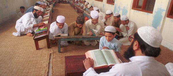 Дети в пакистанской религиозной школе, архивное фото - Sputnik Таджикистан