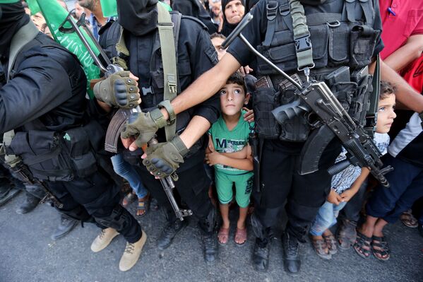 Палестинские мальчики стоят рядом с боевиками ХАМАС - Sputnik Таджикистан