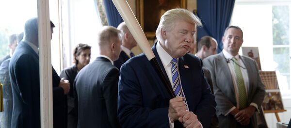 Президент США Дональд Трамп на выставке продукции Сделано в Америке знакомится с товарами из всех 50 штатов страны. - Sputnik Таджикистан