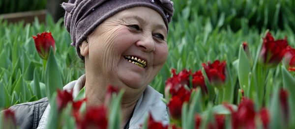 Сбор тюльпанов в теплице Владивостока Сбор тюльпанов в теплице Владивостока - Sputnik Таджикистан