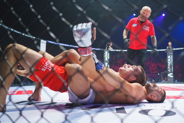 Fight Nights Global, таджик Фарион Одилов против бойца FIGHT NIGHTS Давида Гладуна Fight Nights Global, таджик Фарион Одилов против бойца FIGHT NIGHTS Давида Гладуна - Sputnik Таджикистан