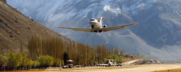 Аэропорт в горах Хорога, архивное фото - Sputnik Тоҷикистон