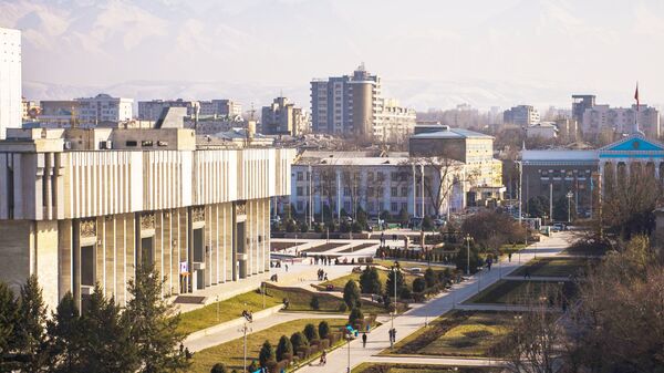Аллея молодежи и панарамный вид на город Бишкек - Sputnik Таджикистан