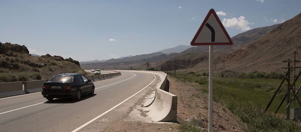 Дорожный знак возле дороги Бишкек–Иссык-Куль, архивное фото - Sputnik Тоҷикистон