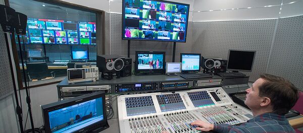 Звукорежиссер в аппаратной телевизионного комплекса, архивное фото Звукорежиссер в аппаратной телевизионного комплекса, архивное фото - Sputnik Таджикистан