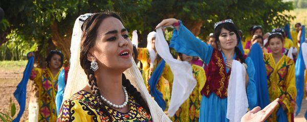 Женщина в национальной одежде, архивное фото - Sputnik Таджикистан