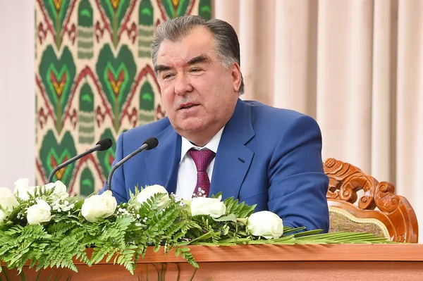 Эмомалӣ Раҳмон дар мулоқот бо роҳбарону фаъолони хатлонӣ Эмомалӣ Раҳмон дар мулоқот бо роҳбарону фаъолони хатлонӣ - Sputnik Тоҷикистон