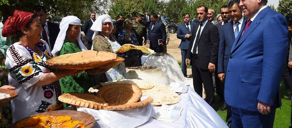 Визит Эмомали Рахмона в Кубодиёнском районе хатлонской области  - Sputnik Тоҷикистон