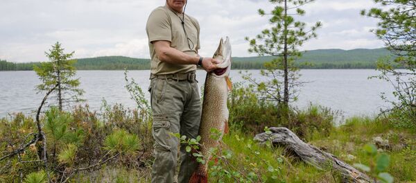 Президент России Владимир Путин во время рыбалки, архивное фото Президент России Владимир Путин во время рыбалки, архивное фото - Sputnik Таджикистан