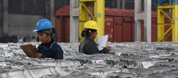 Производство алюминия на Таджикском алюминиевом заводе, архивное фото - Sputnik Таджикистан