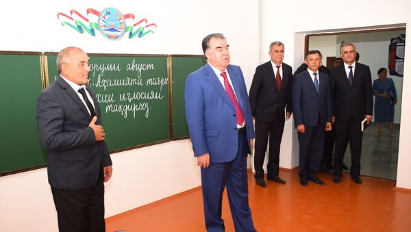 Президент Таджикистана Эмомали Рахмон подарил детям района Носири Хусрав новую школу - Sputnik Таджикистан