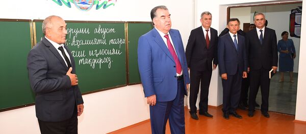 Президент Таджикистана Эмомали Рахмон подарил детям района Носири Хусрав новую школу - Sputnik Тоҷикистон