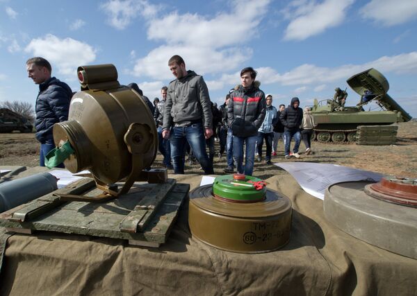 Противопехотные и противотанковые мины Противопехотные и противотанковые мины - Sputnik Таджикистан