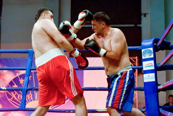 Диловаршо Абдурахманов и Рустам Азизов  на боксерском турнире Таджикистан vs Узбекистан - Sputnik Таджикистан